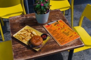 Smash burger con patatas fritas en Gaby's Sitges, hamburguesería en el paseo marítimo