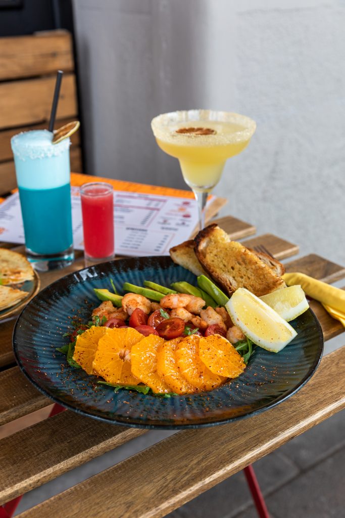 Brunch con cóctel en Gaby's Sitges, frente a la playa de la Ribera