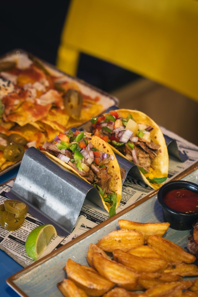 Tacos y patatas para compartir en Gaby's Sitges